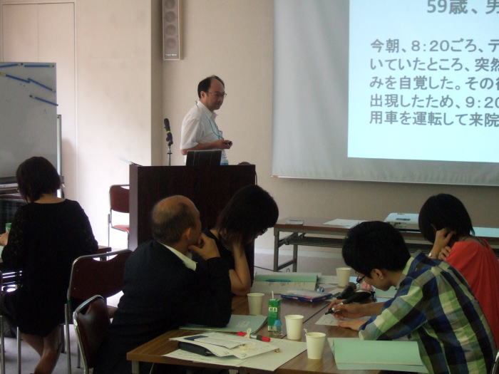 第1回診断推論セミナーで講演を行う講師と参加者が議論している様子。