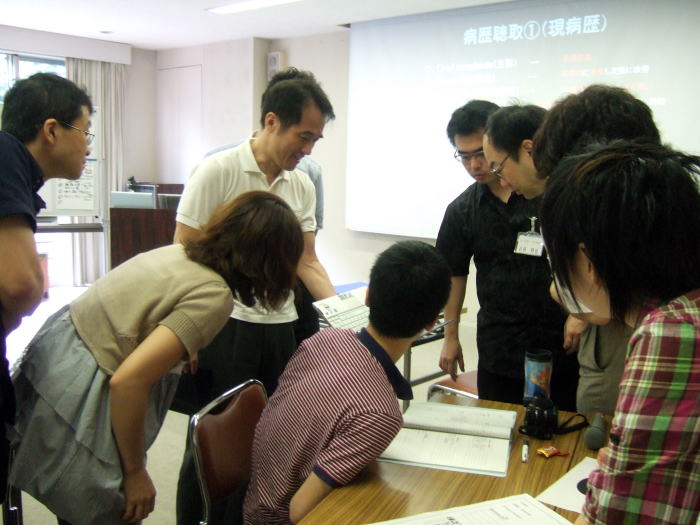 第1回診断推論セミナーで参加者が資料を見ながら議論している様子。