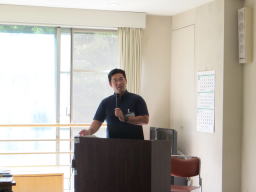 第10回診断推論セミナーで講演する福島県立医科大学の初期研修医、錫谷研先生。