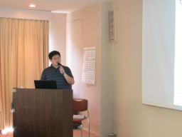 第10回診断推論セミナーで発表する初期研修医の原國悠先生が、スライドを使って症例提示を行っている様子。