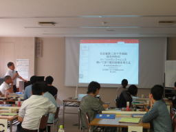第10回診断推論セミナーで講演を行う講師と参加者たちが、プレゼンテーションを聴いている様子。