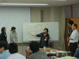 第10回診断推論セミナーで発表を行う女性と参加者たちの様子。