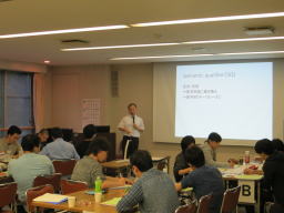 第10回診断推論セミナーで講演を行う講師と参加者たちが真剣に聴講している様子。