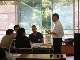 第10回診断推論セミナーで参加者が意見を交わしている様子。講師が説明を行い、参加者が真剣に聞いている。