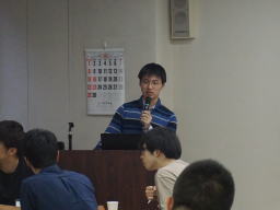 第11回診断推論セミナーで講演を行う男性と参加者たちの様子。