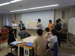 第11回診断推論セミナーで参加者が意見を交換している様子。テーブルには資料が広げられ、参加者が真剣に話し合っている。