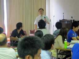 第2回診断推論セミナーで講演する講師と参加者たちの様子。