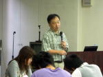 第2回診断推論セミナーで講演を行う男性と、参加者がメモを取る様子。