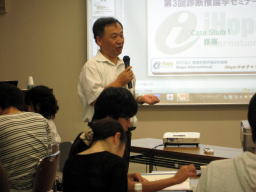 第3回診断推論セミナーで講演する男性と、参加者がメモを取る様子。