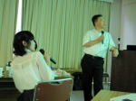 第3回診断推論セミナーで講演を行う男性と質問する女性の様子。