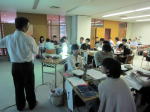 第3回診断推論セミナーで講師が参加者に向けて説明している様子。教室内には多くの受講者が座っている。