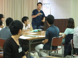 第4回診断推論セミナーで講演する講師と参加者たちがディスカッションを行っている様子。