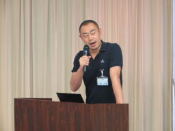 第4回診断推論セミナーで講演を行う男性がマイクを持って話している様子。