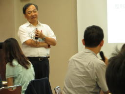 第4回診断推論セミナーで講演する男性と参加者の様子。