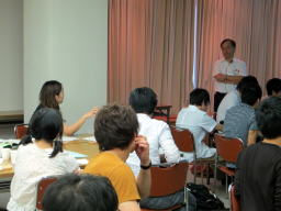 第4回診断推論セミナーで講師の話を聞く参加者たちの様子。