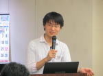 第4回診断推論セミナーで講演を行う男性がマイクを持ち、参加者に向けて話している様子。