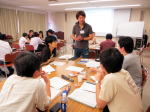 第4回診断推論セミナーでの参加者がグループディスカッションを行っている様子。講師が説明をしている。