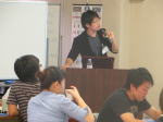 第5回診断推論セミナーで講演する講師と参加者の様子。参加者は熱心に聞き入っている。