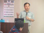 第5回診断推論セミナーで講演を行う男性と参加者の様子。
