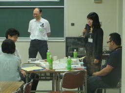 第5回診断推論セミナーで参加者が意見を交換している様子。講師が話し、参加者が熱心に聞いている。