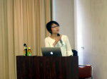 第7回診断推論セミナーで講演を行う女性が、参加者の声を紹介している様子。