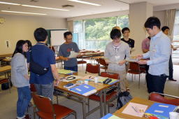 第8回診断推論セミナーで参加者が交流し、資料を手に持ちながら話し合っている様子。