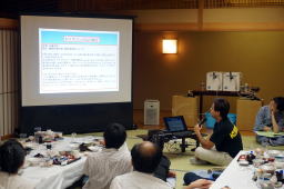 第8回診断推論セミナーで発表を行う講師と参加者たちが集まる会場の様子。