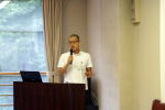 第8回診断推論セミナーで講演を行う参加者がマイクを持って話している様子。