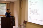 第8回診断推論セミナーで講演を行う医療従事者とプレゼンテーション資料。