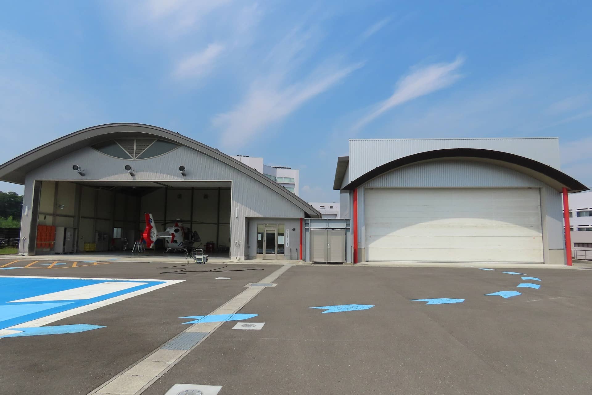 多目的医療用ヘリの運行支援施設が写っている、福島県立医科大学のヘリポートの風景。