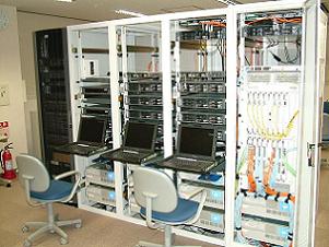 学術情報センター内のコンピュータネットワークシステム機器と端末室の様子。