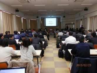 第2回福島県ホールボディカウンター研究会の会場で、参加者が講演を聴いている様子。