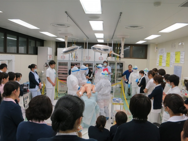 院内看護者向けの被ばく医療研修会で、参加者が講義を受けている様子。
