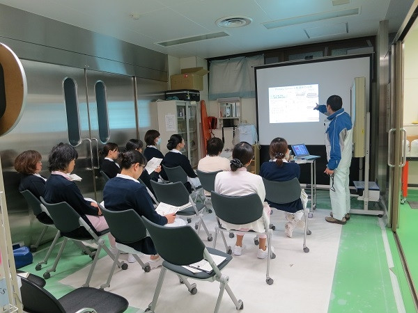 院内緊急被ばく医療研修会で講義を受ける医療従事者たちの様子。