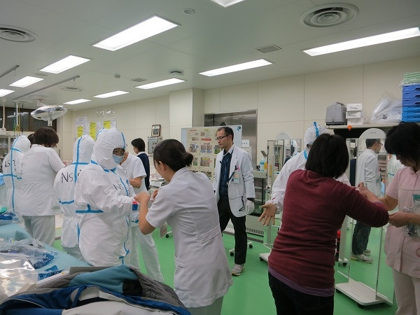 院内緊急被ばく医療研修会の様子。医療従事者が防護服を着用し、訓練を行っている。