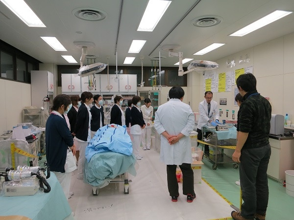 院内緊急被ばく医療研修会の様子。医療従事者が集まり、実習や指導を受けている。