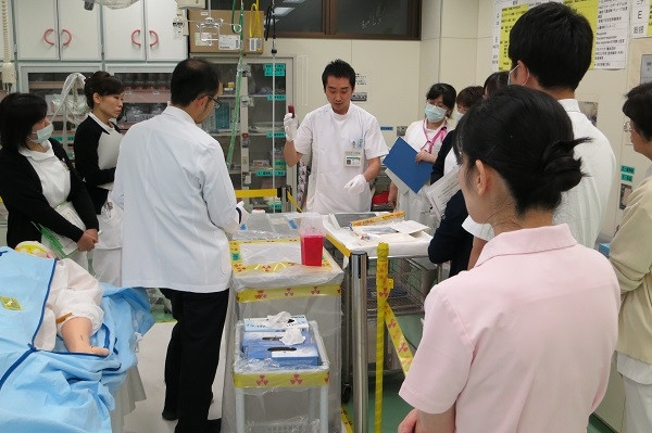 院内緊急被ばく医療研修会での講義風景。医療従事者が集まり、指導者が説明を行っている。