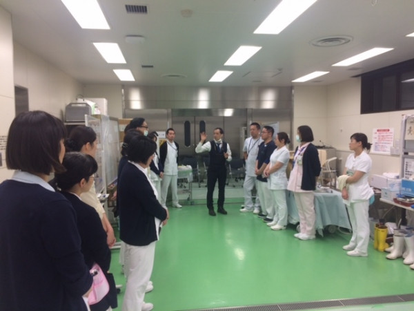 院内緊急被ばく医療研修会で講師が参加者に説明している様子。看護師や放射線技師が集まっている。