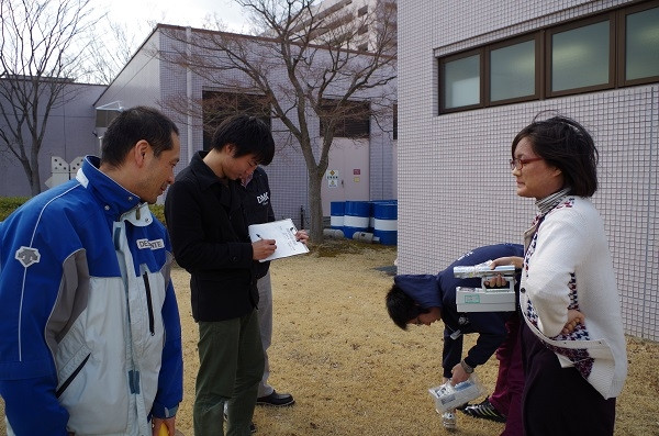 医学生たちが福島県立医科大学の屋外で研修を受けている様子。