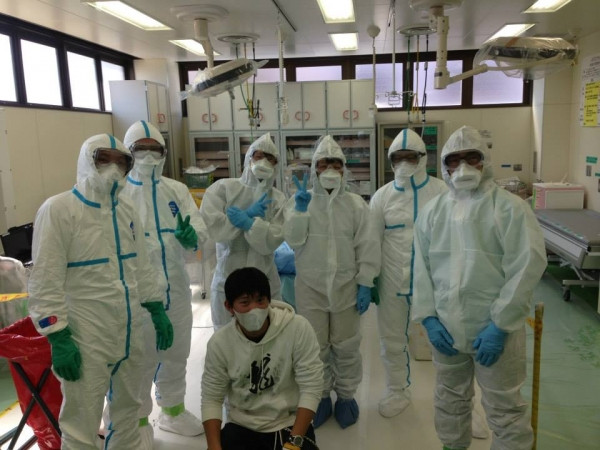大分大学の医学生が防護服を着用し、放射線災害医療センターで実習を行っている様子。