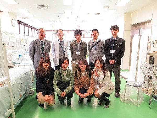 福島県立医科大学を訪問した学生たちが医療施設内で記念撮影をしている様子。