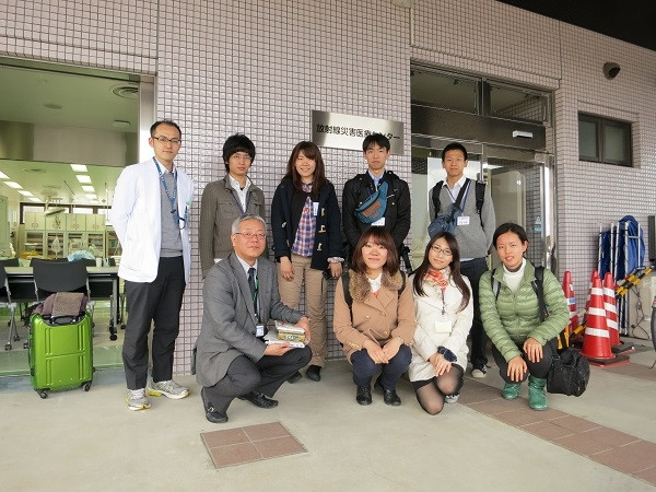 福島県立医科大学を訪問した学生たちが、教員と共に記念撮影をしている様子。