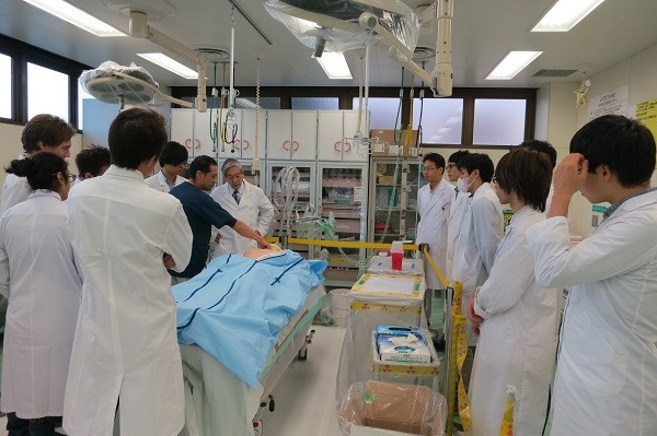 早稲田大学の梅津教授と大学院生たちが医療現場での実習を受けている様子。