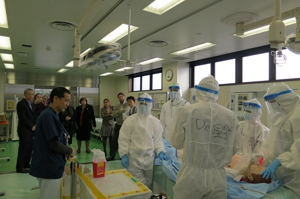 FMU-IAEA国際会議の参加者が学生実習を見学している医療現場の様子。