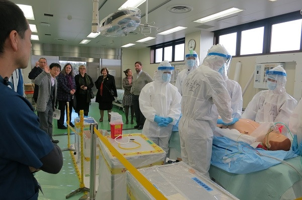 FMU-IAEA国際会議の参加者が学生実習を見学している様子。医療シミュレーションが行われている。