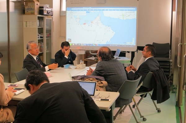 中東からの視察団が福島県立医科大学で放射線災害に関する意見交換を行っている様子。