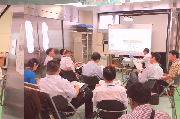 日中医学協会のメンバーが医療対応について意見交換を行っている会議の様子。