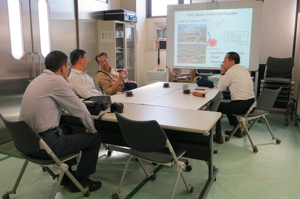 中国からの訪問者が福島県立医科大学で放射線災害に関する意見交換を行っている様子。