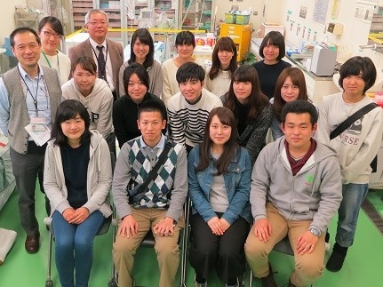 奈良県立医科大学の学生たちが実習に訪れ、松井先生と共に住民とのコミュニケーションについて話し合っている様子。