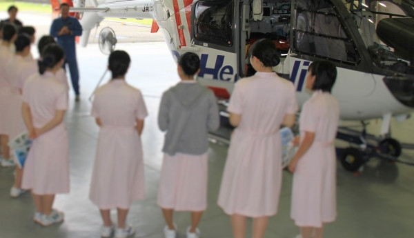 福島県内の高校生19名が医療ヘリコプターの見学を行っている様子。